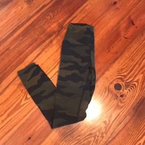 Victoria Secret Pink Camo green. Leggings. Small